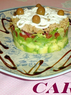 Una foto de Timbal de aguacate y atún