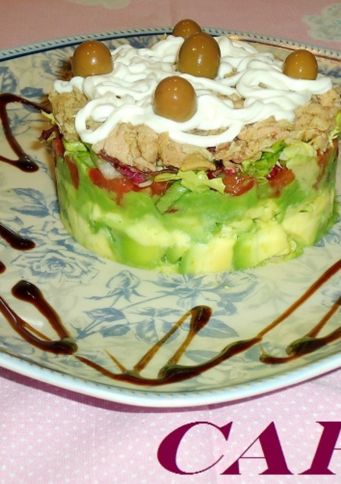 Una foto de Timbal de aguacate y atún
