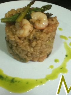 Una foto de Risotto de espárragos y gambas