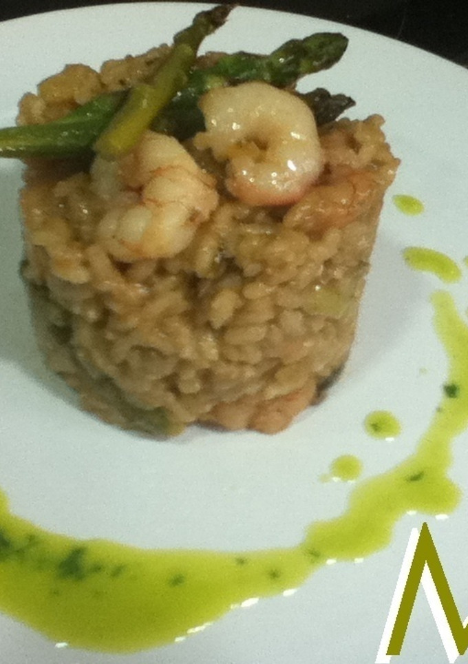 Una foto de Risotto de espárragos y gambas