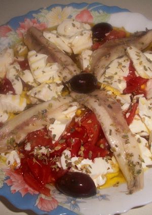 Una foto de Ensalada fresca con boquerones anchoados