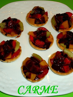 Una foto de Tartaletas de frutas y chocolate caliente