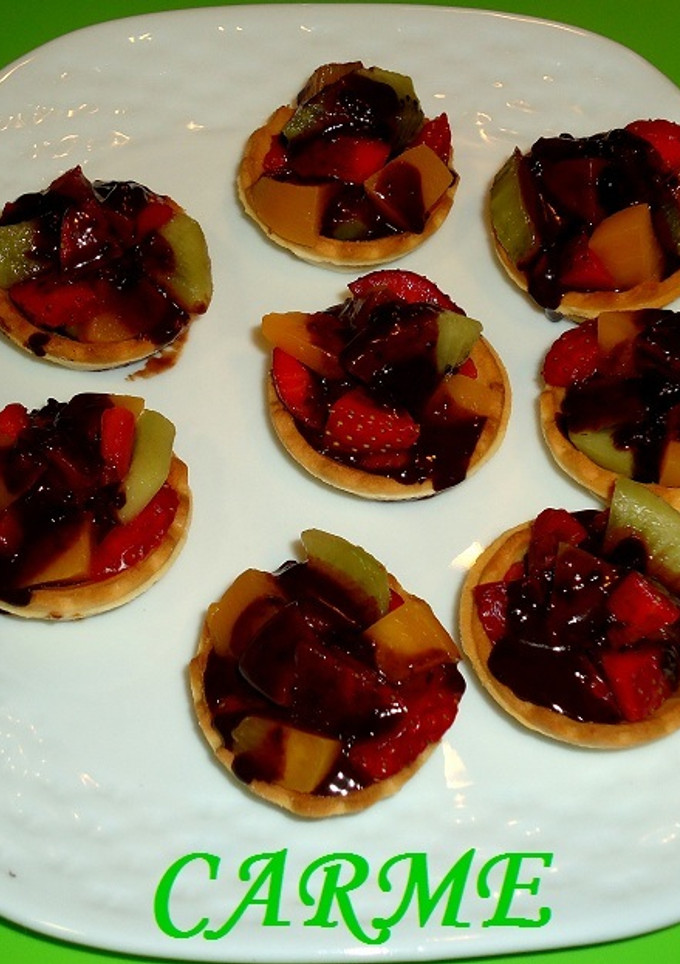 Una foto de Tartaletas de frutas y chocolate caliente