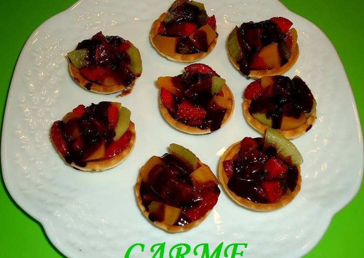 Tartaletas de frutas y chocolate caliente