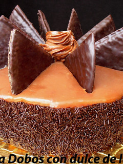 Una foto de Tarta dobos con dulce de leche
