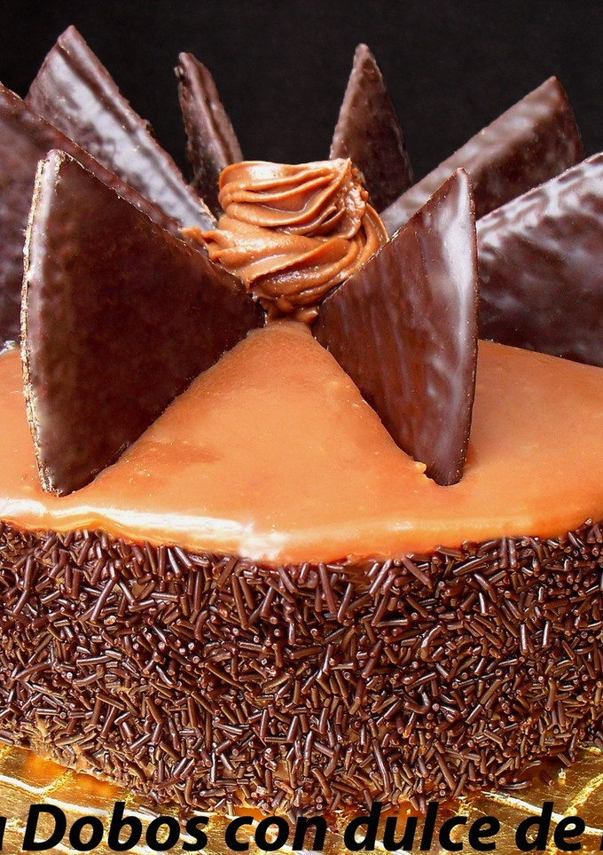 Una foto de Tarta dobos con dulce de leche