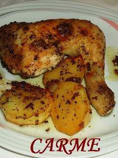 Una foto de Pollo asado al limón con hierbas aromáticas y patatas