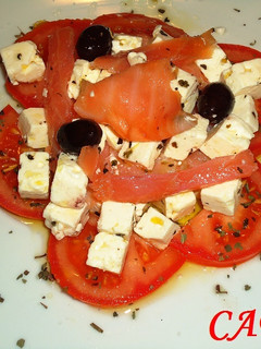 Una foto de Ensalada de tomate, queso a las hierbas y salmón ahumado