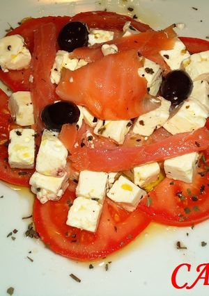 Una foto de Ensalada de tomate, queso a las hierbas y salmón ahumado