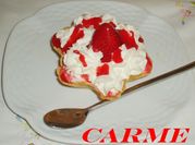 Una foto de postre con nata montada