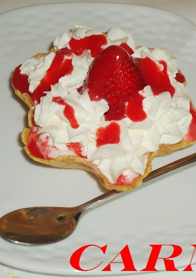 Una foto de Tulipa rellena de salsa de fresas con nata y helado