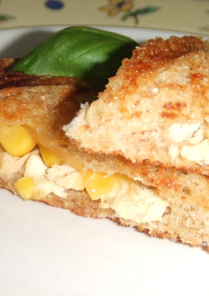 Una foto de Sándwich de pollo, maíz y queso