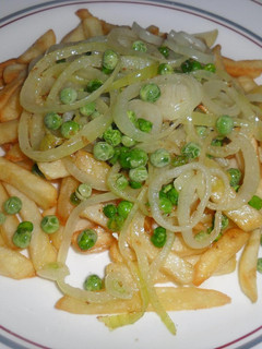 Foto principal de Patatas, guisantes y aros de cebolla fritos