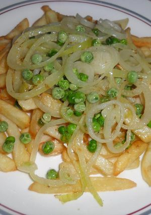Una foto de Patatas, guisantes y aros de cebolla fritos