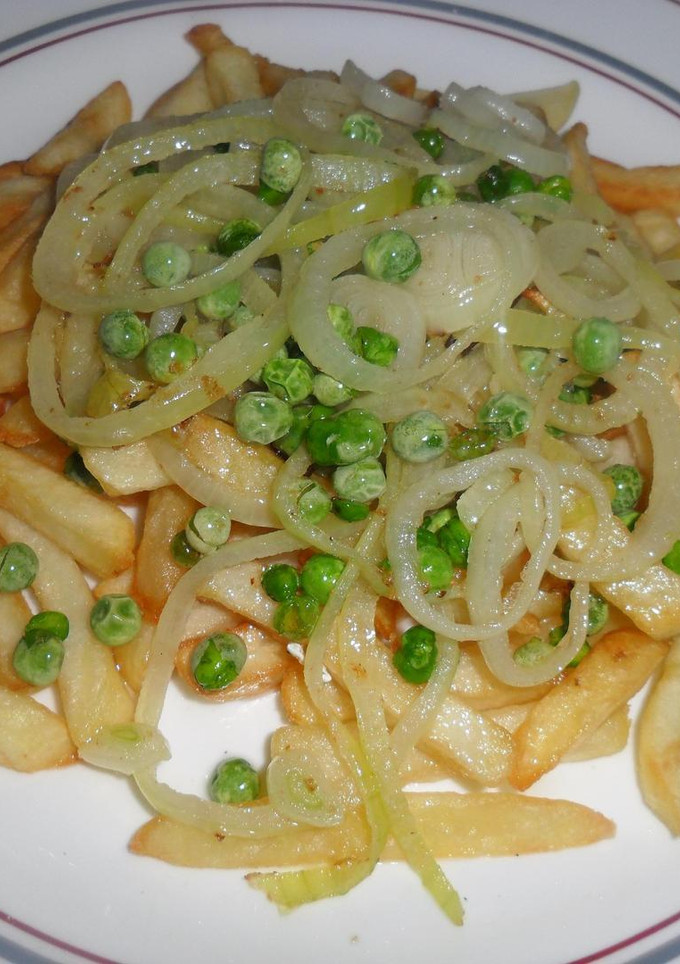 Una foto de Patatas, guisantes y aros de cebolla fritos