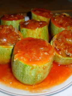 Una foto de Tronquitos de calabacines rellenos en salsa de tomate casera