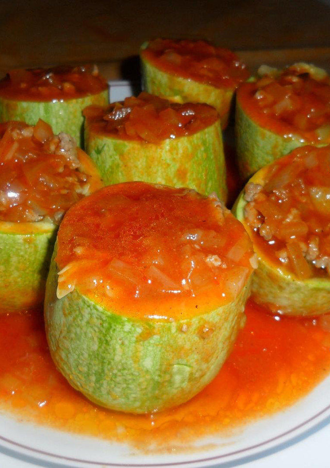 Una foto de Tronquitos de calabacines rellenos en salsa de tomate casera