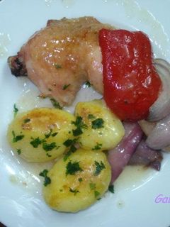 Una foto de Pollo y patatas al lambrusco