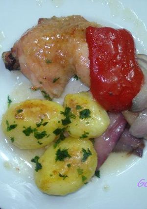 Una foto de Pollo y patatas al lambrusco