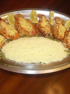 Una foto de Milanesas a la napolitana con puré de patatas y guisantes