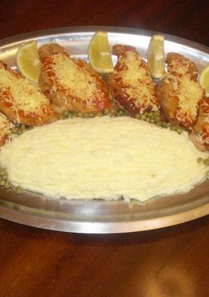 Una foto de Milanesas a la napolitana con puré de patatas y guisantes
