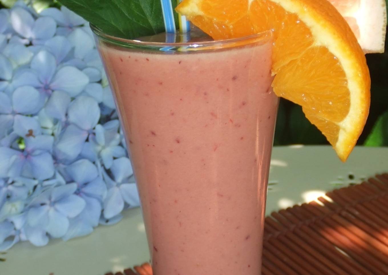 Batido de moras con pomelo, naranja y te blanco<br />