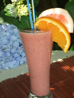 Una foto de Batido de moras con pomelo, naranja y te blanco