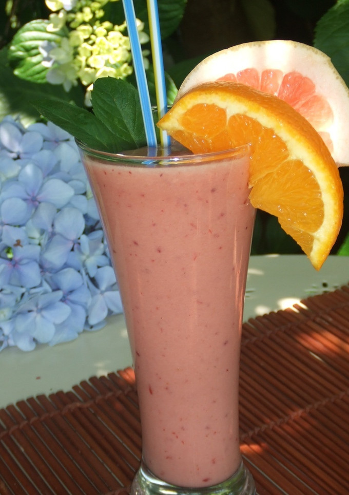 Una foto de Batido de moras con pomelo, naranja y te blanco