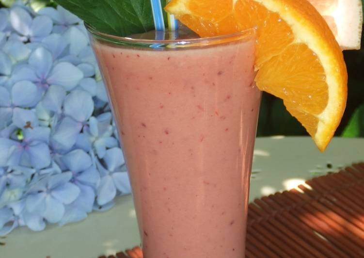 Batido de moras con pomelo, naranja y te blanco