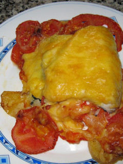 Una foto de Cola de pescadilla con tomate y queso al horno