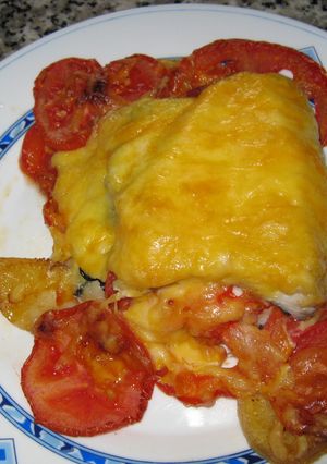 Una foto de Cola de pescadilla con tomate y queso al horno