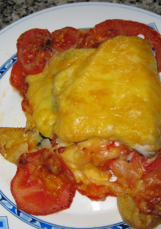 Una foto de Cola de pescadilla con tomate y queso al horno