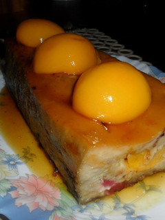 Una foto de Budín con queso crema, melocotón y fresas