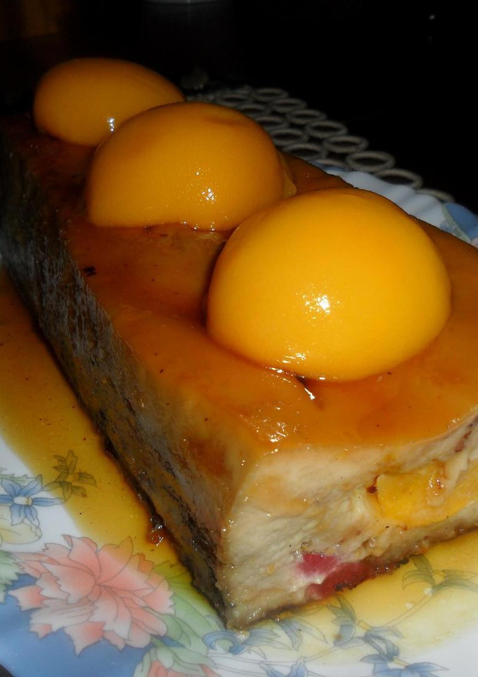 Una foto de Budín con queso crema, melocotón y fresas