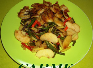 Foto principal de Sepia con verduras salteadas y manzanas