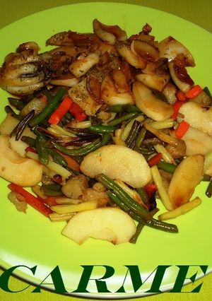 Una foto de Sepia con verduras salteadas y manzanas