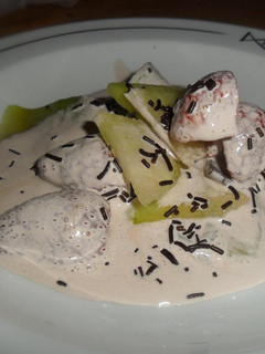 Una foto de Yogurt a la vainilla con melón, fresas y chocolate