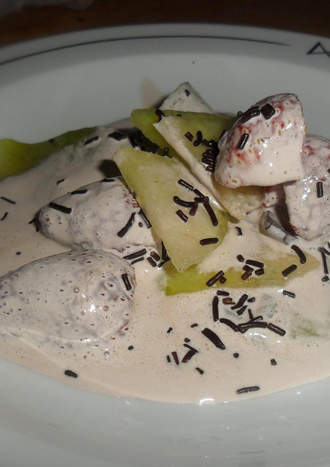 Una foto de Yogurt a la vainilla con melón, fresas y chocolate 