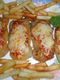Una foto de Filetes de cerdo rebozados a la napolitana con patatas fritas