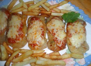 Foto principal de Filetes de cerdo rebozados a la napolitana con patatas fritas