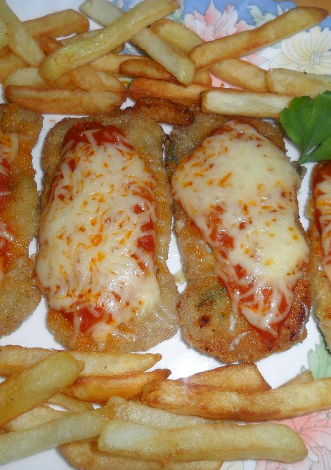 Una foto de Filetes de cerdo rebozados a la napolitana con patatas fritas