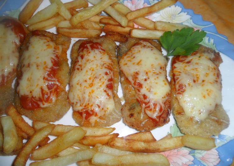 Filetes de cerdo rebozados a la napolitana con patatas fritas