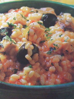 Una foto de Arroz meloso con bacalao y aceitunas negras