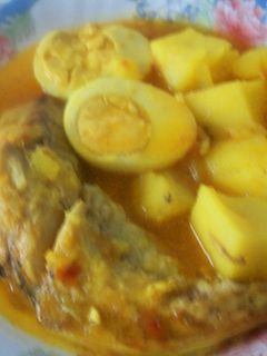 Una foto de Guiso de filetes de estornino con huevo duro