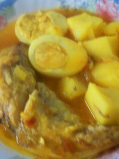Una foto de Guiso de filetes de estornino con huevo duro