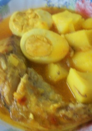 Una foto de Guiso de filetes de estornino con huevo duro