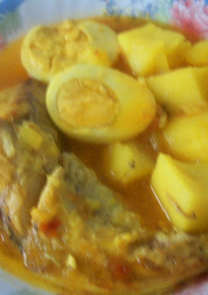 Una foto de Guiso de filetes de estornino con huevo duro