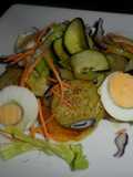 Huevos y verduras sobre colchón de patatas salteadas