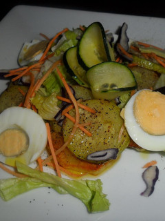 Una foto de Huevos y verduras sobre colchón de patatas salteadas