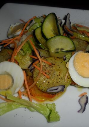 Una foto de Huevos y verduras sobre colchón de patatas salteadas